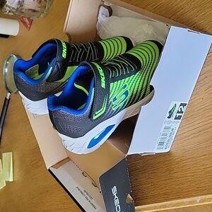 Like New in box little boys Skechers Skech-Air